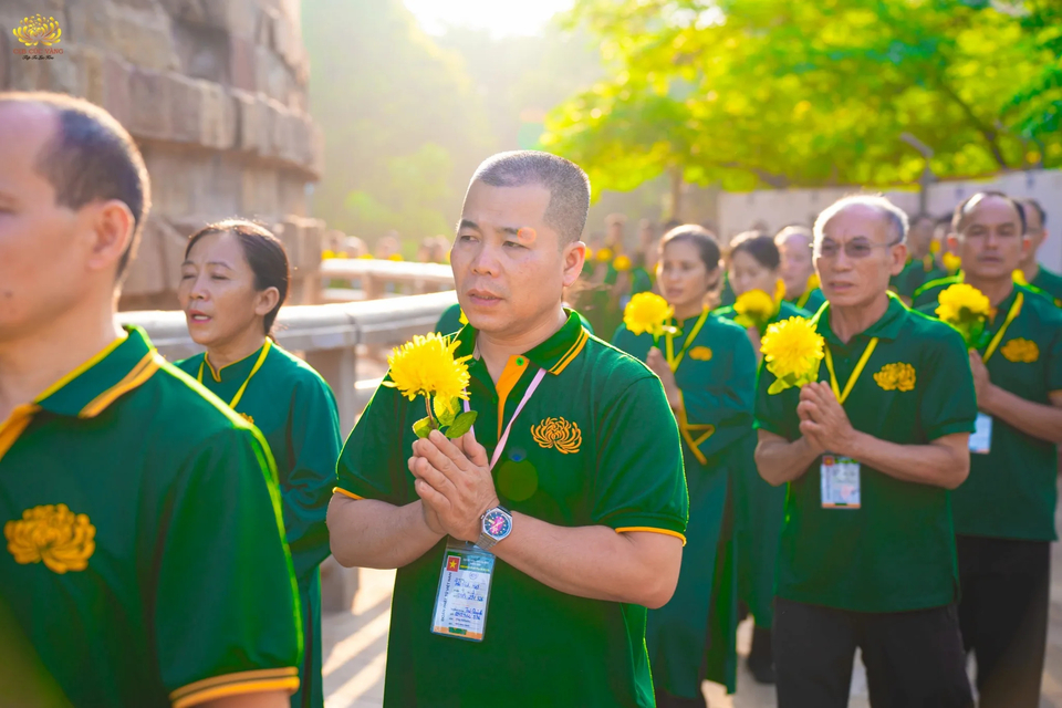 Nhiễu quanh Tháp Chuyển Pháp Luân, trong lòng mỗi Phật tử đều hướng về Phật Pháp, cảm nhận sâu sắc ý nghĩa của Tứ Diệu Đế mà Đức Thế Tôn đã thuyết giảng tại nơi đây