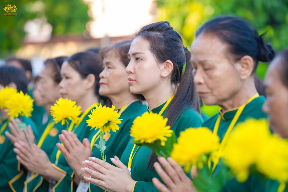 Các Phật tử đồng chắp tay trang nghiêm, hướng tâm tư duy về Tứ Diệu Đế - Pháp vi diệu đầu tiên mà Đức Thế Tôn đã thuyết giảng