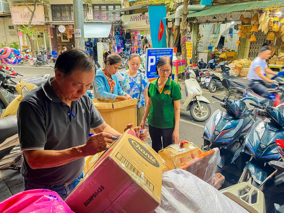 Các Phật tử đóng gói các vật dụng, nhu yếu phẩm để chuyển đến Ủy ban MTTQ Việt Nam tỉnh Cao Bằng