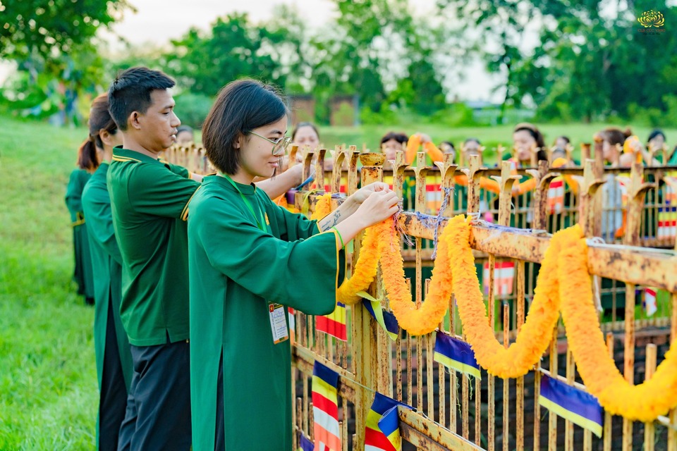 Các Phật tử thành kính kết hoa cúng dường tại Thánh tích linh thiêng