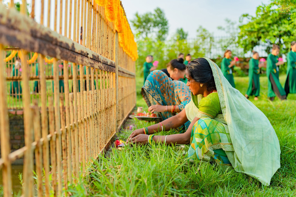 Người dân tại Nepal dâng vật phẩm cúng dường nơi Thánh tích