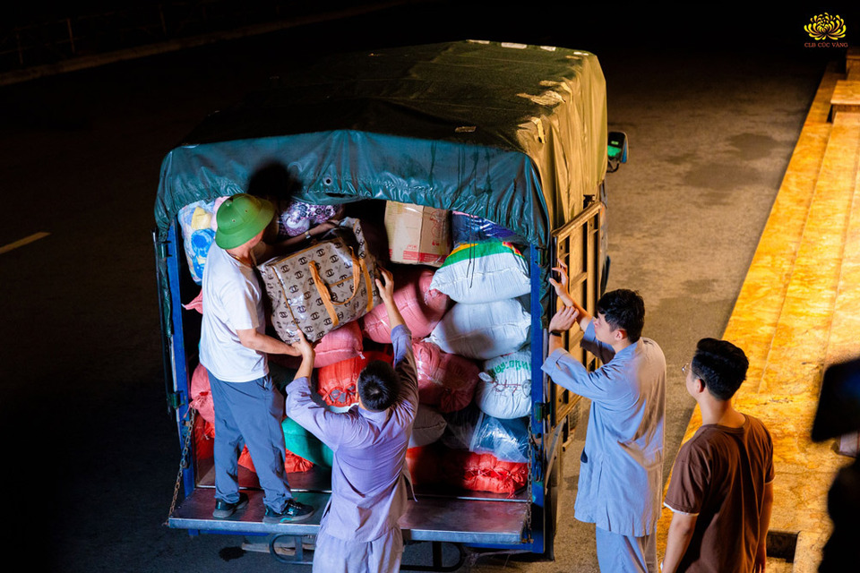 Nhu yếu phẩm được các Phật tử xếp lên xe để bắt đầu hành trình đến Yên Bái - Tuyên Quang  