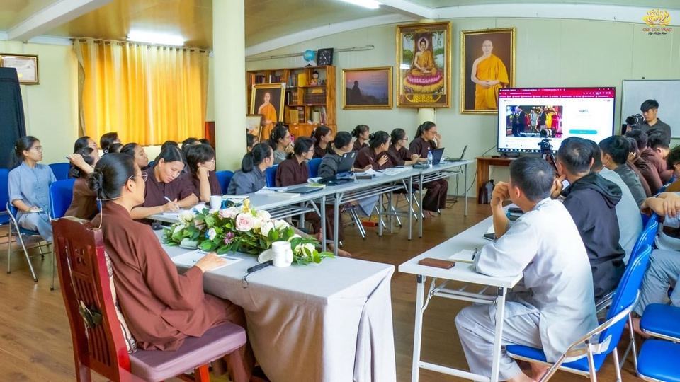 Mọi người cùng họp bàn, đưa ra ý kiến đóng góp trên tinh thần lục hòa để giải quyết các công việc