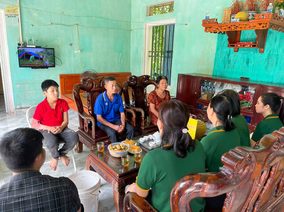 Các Phật tử đến thăm hỏi, động viên gia đình đạo hữu đang gặp khó khăn