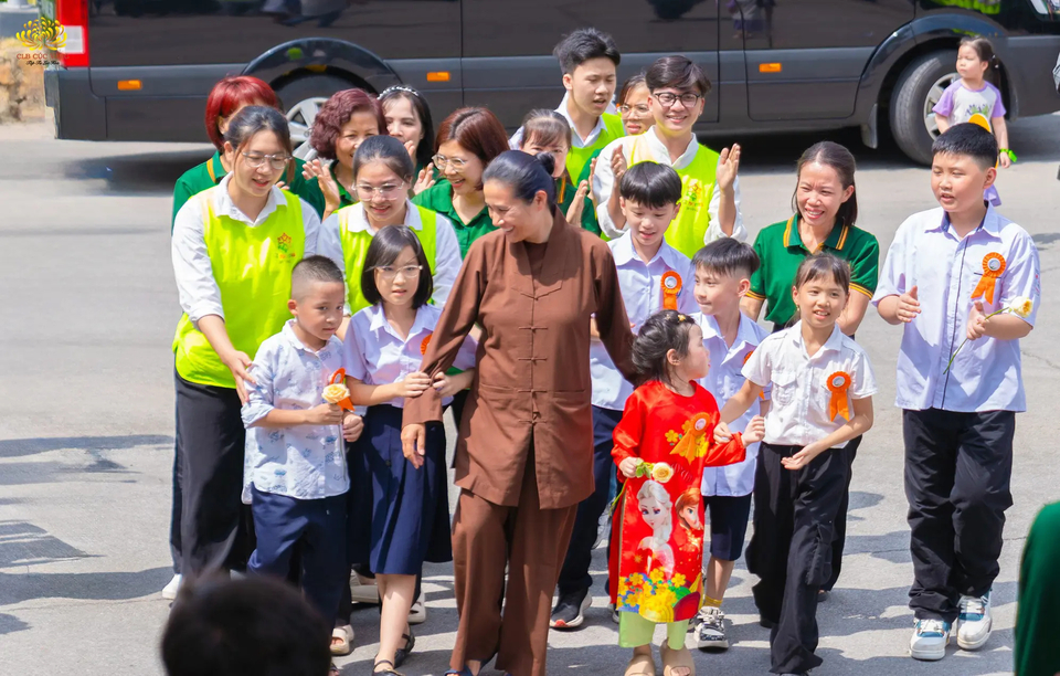 Các Phật tử trong CLB Cúc Vàng, CLB Tuổi trẻ Ba Vàng và các em nhỏ CLB La Hầu La hạnh phúc đón mừng Cô