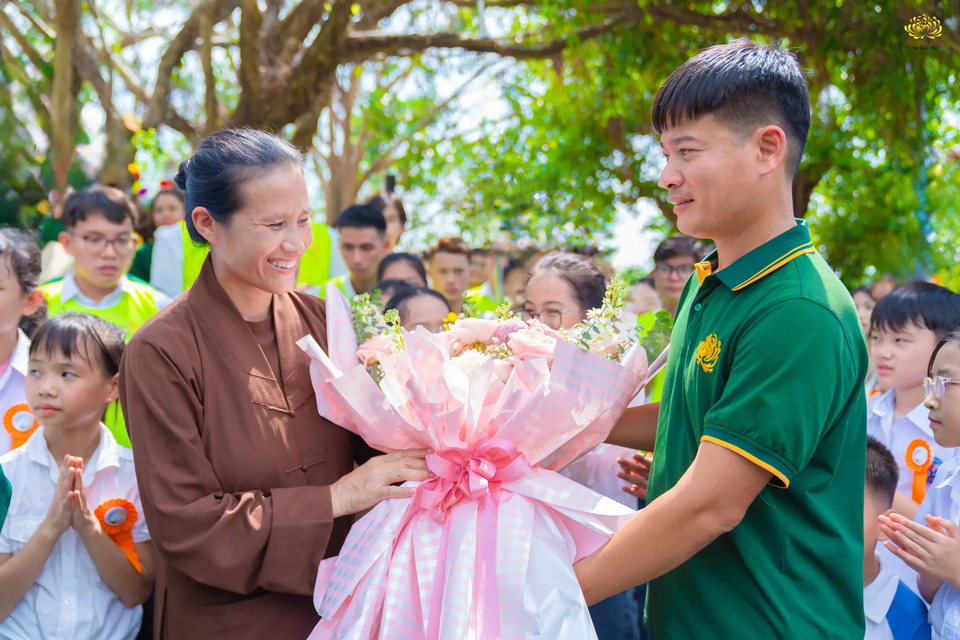 Chúng cháu xin thành kính tri ân Cô, và nhân ngày 20/10 là ngày Phụ nữ Việt Nam chúng cháu xin thay mặt những người đã mang ơn Cô cứu giúp, tặng Cô bó hoa tươi thắm này thay cho lời chúc, chúng cháu xin Cô nhận lấy và cầu thỉnh Cô tiếp tục hướng dẫn chúng cháu tu tập, phận sự cho tới ngày thành Phật