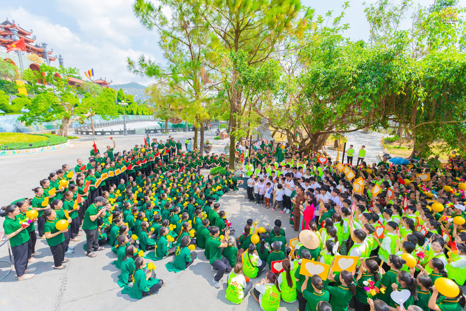 Trong không khí xúc động và tràn đầy lòng biết ơn, các Phật tử cùng cất vang ca khúc: Hạnh phúc vì có Cô  