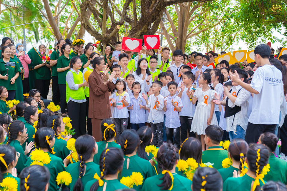 Các bạn nhỏ trong CLB La Hầu La gửi tặng Cô bài hát tự sáng tác, tri ân Cô đã giúp các em trở thành những người con ngoan, yêu đạo đức và sống ngày càng thiện lành