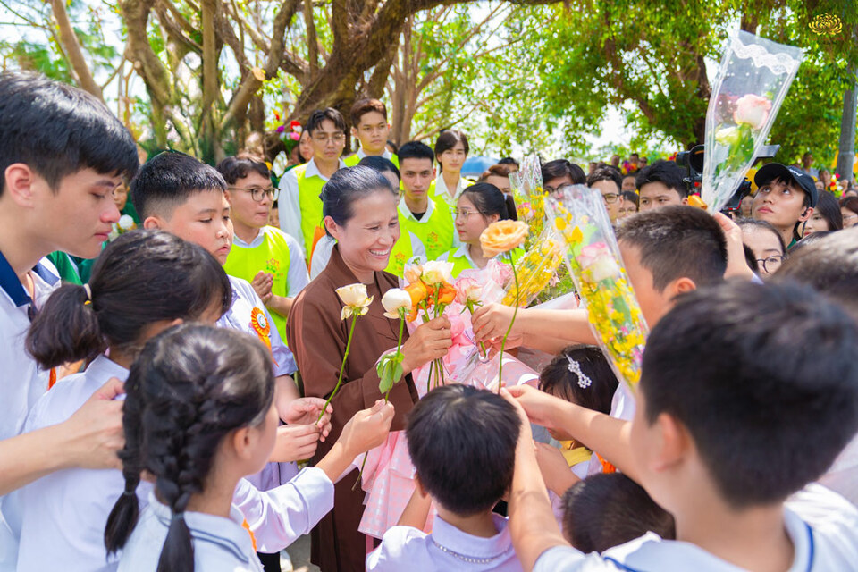 Các bạn nhỏ trong CLB La Hầu La kính tặng Cô những bông hoa tươi đẹp để bày tỏ lòng tri ân tới Cô