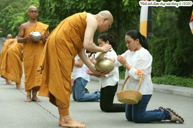 Hình ảnh Phật tử sớt bát cúng dường chư Tăng chùa Ba Vàng