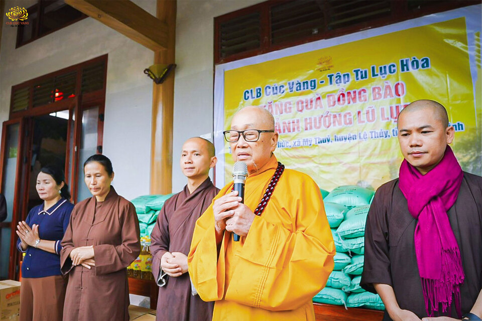 Hòa thượng Thích Tánh Nhiếp gửi lời thăm hỏi, động viên đến bà con nhân dân tại xã Mỹ Thuỷ, huyện Lệ Thủy