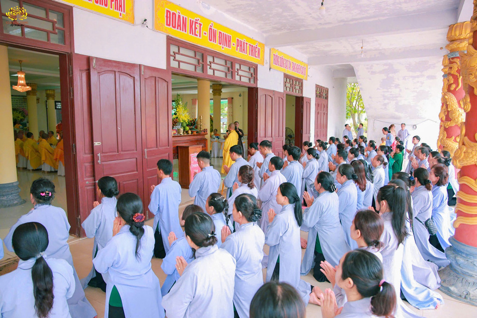 “Nay vui, đời sau vui. Làm phước, hai đời vui. Người ấy vui, an vui. Thấy nghiệp tịnh mình làm”. Sau khi bạch lễ cúng dường, các Phật tử chắp tay trang nghiêm, hướng tâm theo buổi lễ