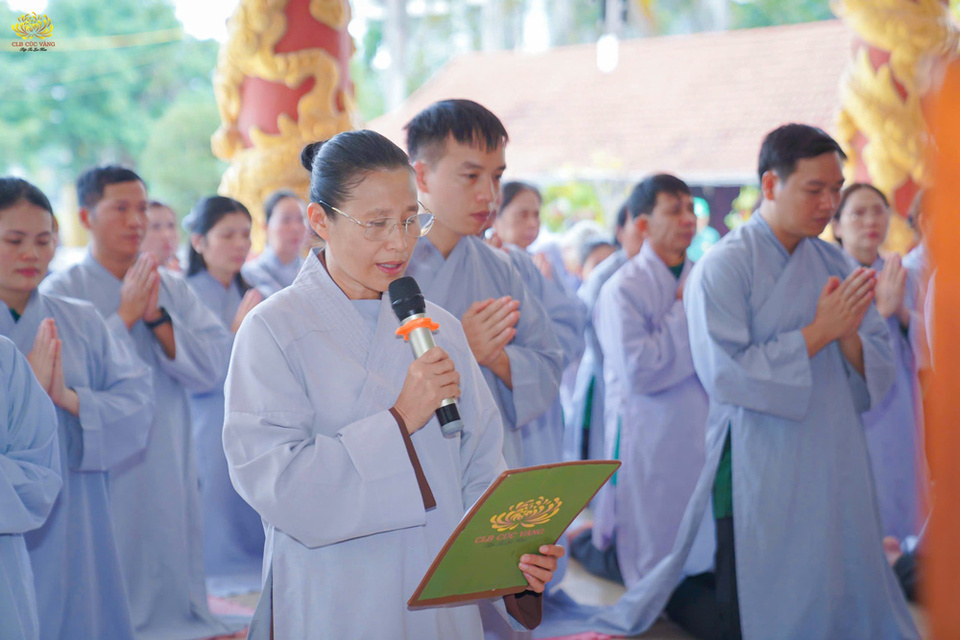 Chủ nhiệm CLB Cúc Vàng - Tập Tu Lục Hòa, Cô Phạm Thị Yến (Tâm Chiếu Hoàn Quán) đã đại diện dâng lời tác bạch lên chư tôn thiền đức