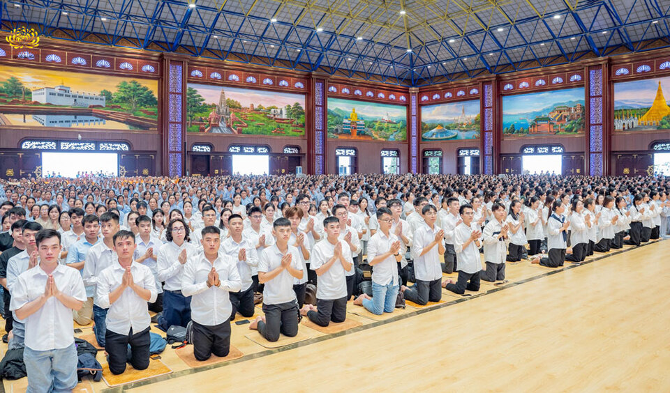 Nhân dân, Phật tử về chùa thọ nhận Bát quan trai giới một ngày một đêm