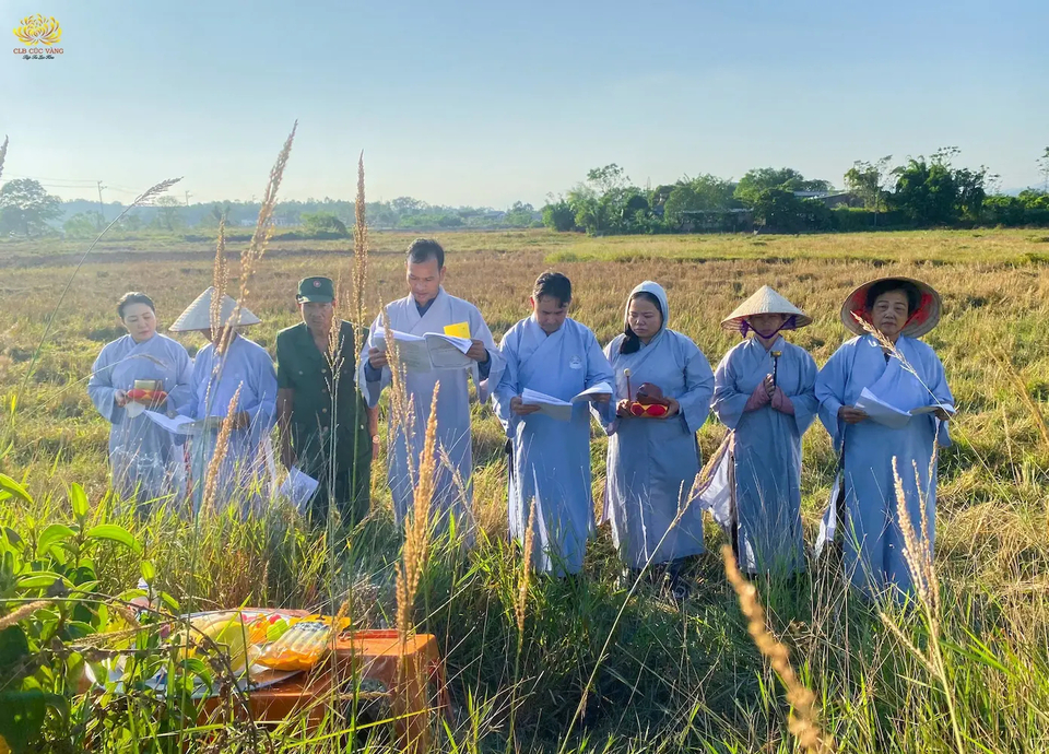 Được sự hướng dẫn của Cô chủ nhiệm, theo lời thỉnh mời, các Phật tử nhóm Hải Yên - Móng Cái, Quảng Ninh trợ duyên lễ sang cát cho gia đình