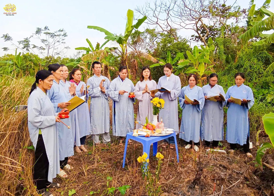 Các Phật tử đạo tràng Trúc Độ - Khoái Châu, Hưng Yên trợ duyên lễ sang cát cho người chồng đã khuất của đạo hữu trong đạo tràng