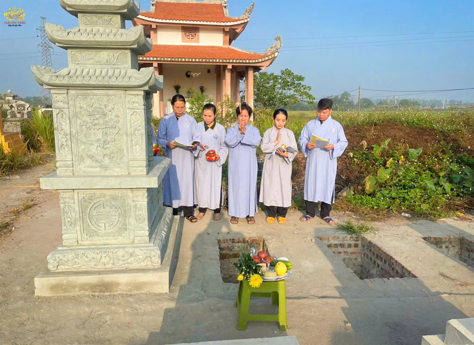 Các Phật tử trong đạo tràng Trúc Tâm - Trung Kiên, Vĩnh Phúc trợ duyên cho gia đình đạo hữu cúng lễ trước khi sang cát cho mẹ