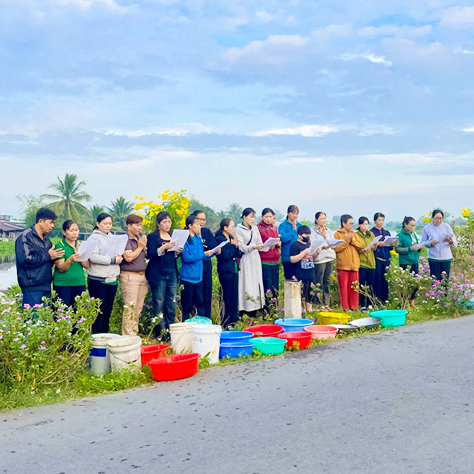 Trong khung cảnh làng quê thanh bình, các Phật tử đã cùng thực hành nghi thức, gieo duyên Phật Pháp với các con vật trước khi thực hành phóng sinh