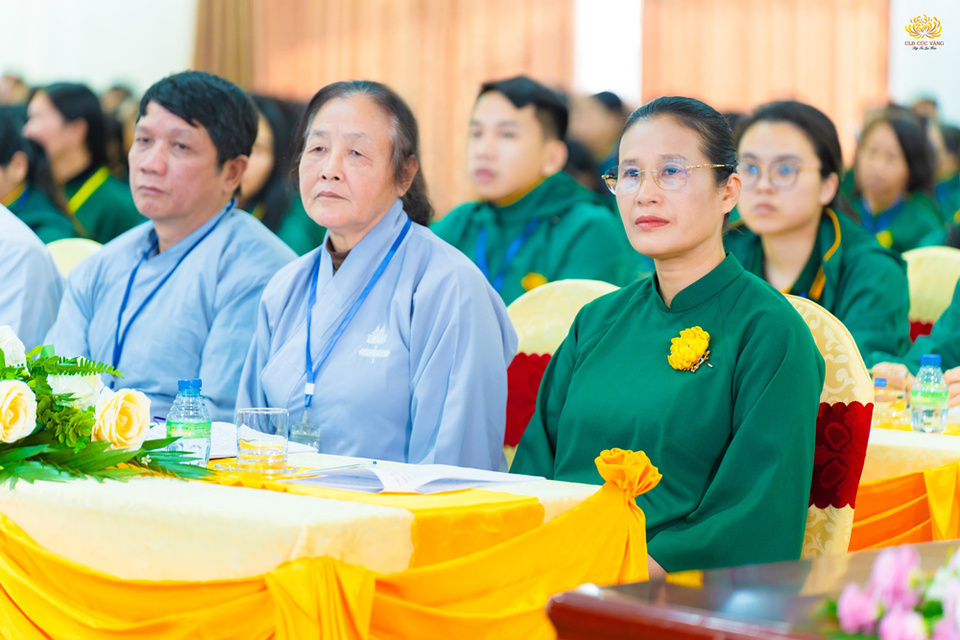 Cô Phạm Thị Yến (Tâm Chiếu Hoàn Quán) - Chủ nhiệm CLB Cúc Vàng - Tập Tu Lục Hòa cùng các Phật tử đại diện CLB Trúc Lâm Thiện Từ tham gia chương trình  