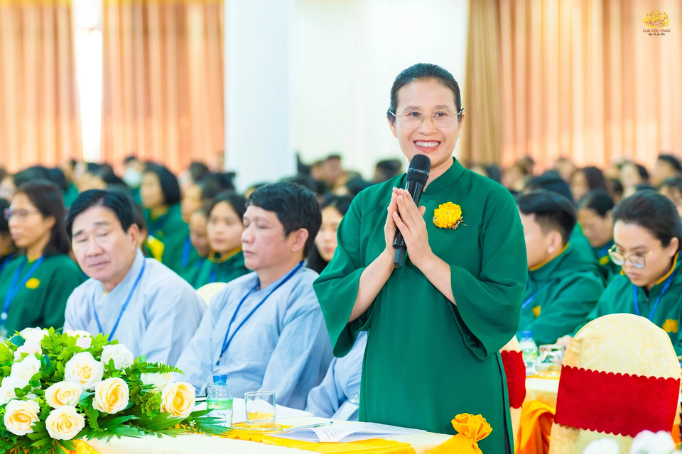 Đại diện CLB Cúc Vàng - Tập Tu Lục Hòa, Cô Chủ nhiệm Phạm Thị Yến phát biểu trong chương trình họp tổng kết công tác Phật sự