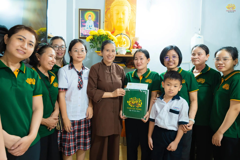 Cô Phạm Thị Yến cùng các Phật tử tới động viên, thăm hỏi gia đình đạo hữu Huỳnh Thị Tân (đứng bên cạnh Cô Phạm Thị Yến, từ phải qua) tại quận 4, thành phố Hồ Chí Minh