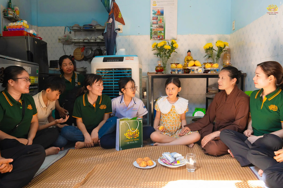 Cô Phạm Thị Yến cùng các Phật tử tới thăm gia đình đạo hữu Hà Thị Hợp (ngồi bên trái bé gái áo trắng) tại thành phố Thuận An, tỉnh Bình Dương