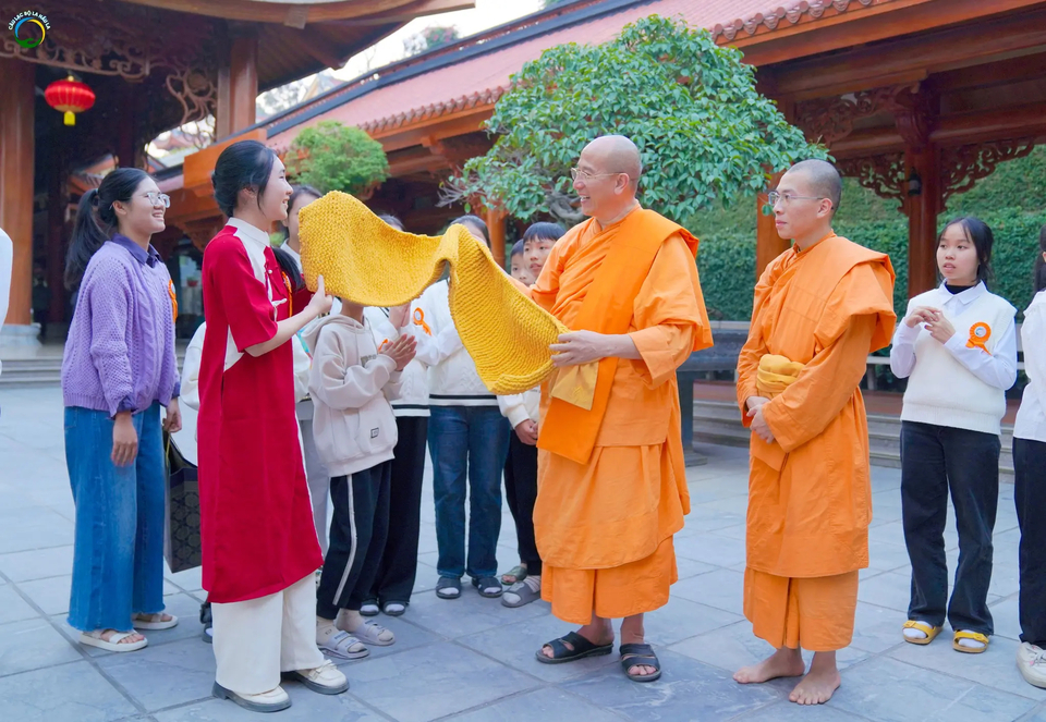 Bạn Bích Tươi - khóa sinh khối 4, CLB La Hầu La thành kính cúng dường Sư Phụ chiếc khăn len do bạn tự tay đan