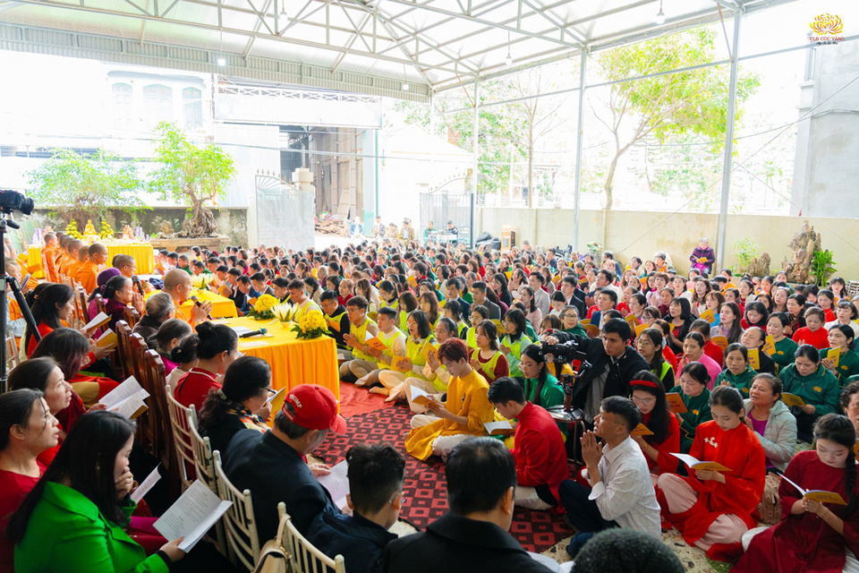 Các Phật tử tụng kinh cầu an, cầu chúc cho cụ ông cùng các cụ trong gia đình luôn mạnh khỏe, thọ mạng được lâu dài để làm cội nguồn cho các Phật tử hướng về