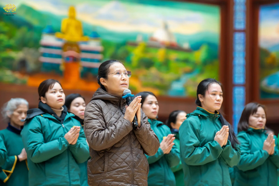 Cô Chủ nhiệm thành kính bạch Phật trước khi bắt đầu thiền hành: “Lòng đại từ, đại bi của Đức Thế Tôn chan rải đến tất cả muôn loài chúng hữu tình. Ngài đã dạy cho chúng con rằng, tuy chúng con đã xa cách Ngài hơn 2000 năm, mà chúng con vẫn được duyên lành, phước lớn, được giác ngộ, tăng trưởng trí tuệ, biết được thiện ác nhân quả, biết được các việc thiện lành cần phải làm, nhân lành cần phải gieo để được bớt khổ trong hiện tại, thành tựu giải thoát trong vị lai. Hôm nay, với sự giác ngộ này, chúng con thành kính hướng về Đức Thế Tôn, chúng con xin cúng dường lên Đức Thế Tôn những bước chân thiền định của chúng con. Đây là tâm của những người đệ tử muốn được noi theo bước chân của Ngài”