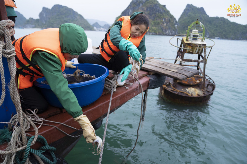 Chị Đặng Thị Thanh (bên phải) tin rằng việc phóng sinh sẽ giúp mình vơi bớt phần nào lỗi lầm trong quá khứ