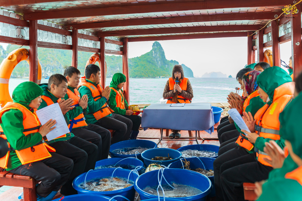 Cô Phạm Thị Yến cùng các Phật tử tác lễ phóng sinh theo nghi thức Phật giáo, là nhân duyên để chúng sinh được kết duyên lành với Tam Bảo