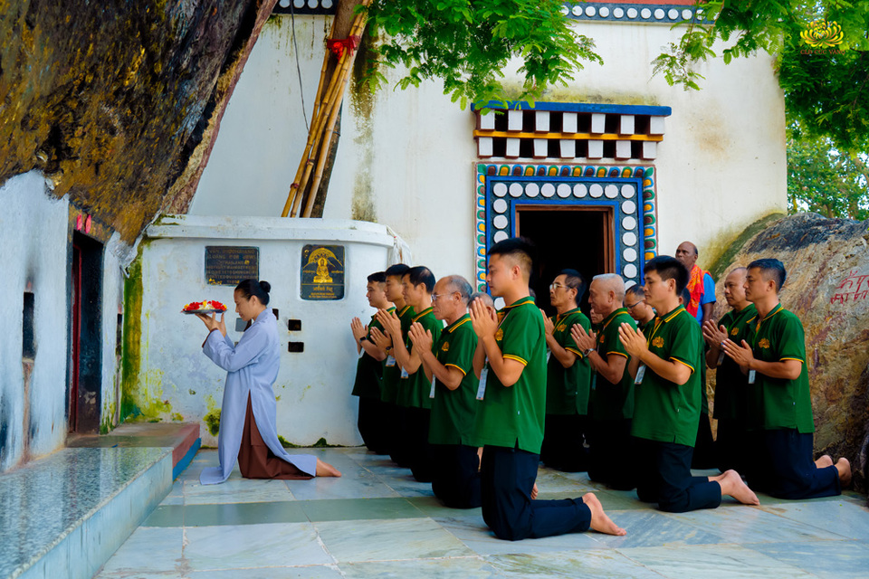 Cô Chủ nhiệm Phạm Thị Yến dâng lời tác bạch tri ân Đức Phật - Ngài đã tu hành khổ hạnh và cuối cùng tìm ra con đường cứu độ chúng sinh