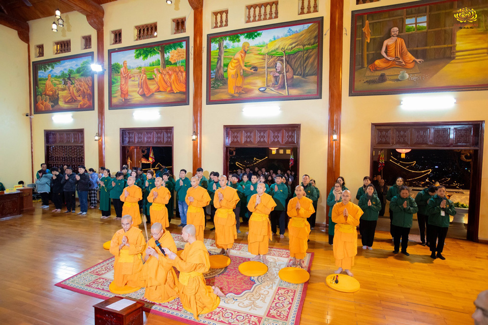 Chư Tăng là người hoằng truyền giáo Pháp của Như Lai, mang giáo Pháp để hướng dẫn chúng sinh tu hành (ảnh minh họa)