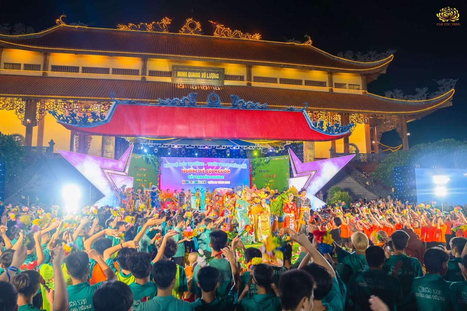 Những bộ trang phục truyền thống đầy ấn tượng được tái chế từ các nguyên liệu như giấy, bìa cứng, bao tải, vỏ lon,...
