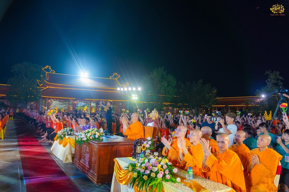 Chương trình có sự quang lâm, chứng dự của Sư Phụ Thích Trúc Thái Minh - Phó trưởng ban Phật giáo Quốc tế Trung ương, phó trưởng ban Thông tin - Truyền thông Trung ương Giáo hội Phật giáo Việt Nam, Trụ trì chùa Ba Vàng, trưởng ban Tổ chức khóa tu mùa hè chùa Ba Vàng năm 2023 cùng chư Tôn đức Tăng bổn tự