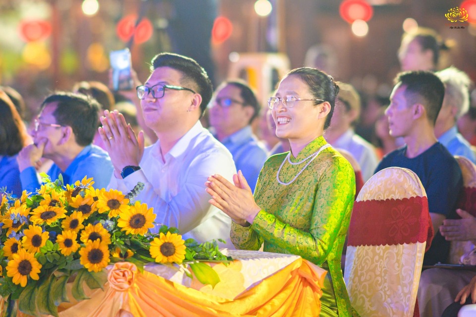 Cô Phạm Thị Yến - Chủ nhiệm CLB Cúc Vàng - Tập Tu Lục Hòa chùa Ba Vàng và CLB La Hầu La - Phó trưởng ban tổ chức khóa tu mùa hè chùa Ba Vàng 2023 cùng quý vị đại biểu, khách quý tham dự chương trình