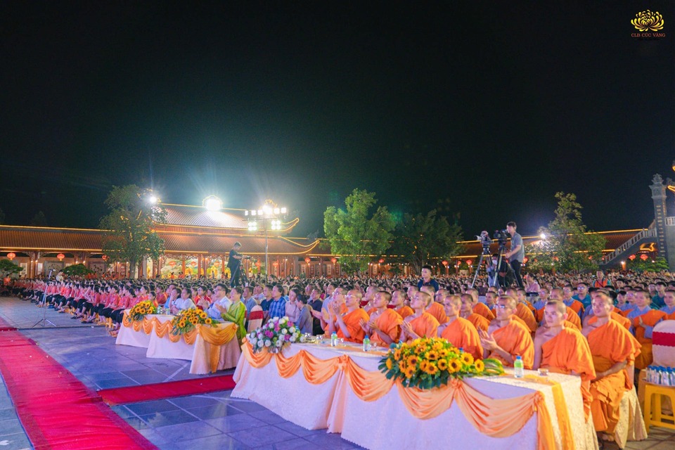 Toàn cảnh buổi lễ khai mạc Khóa tu mùa hè chùa Ba Vàng lần thứ nhất năm 2023 - 