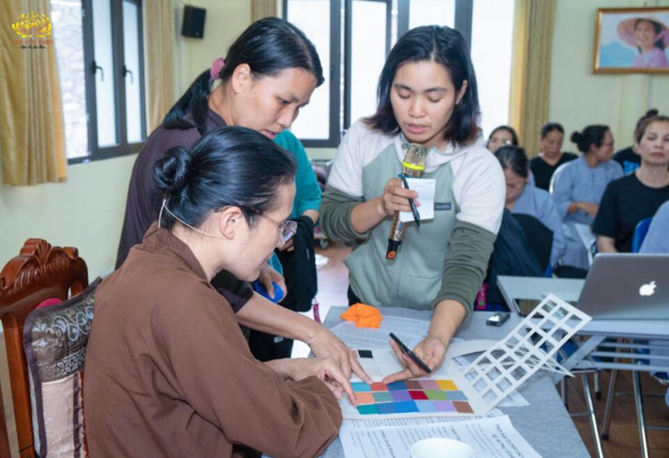 Cô Chủ nhiệm Phạm Thị Yến duyệt mẫu đồng phục cho các bạn khóa sinh