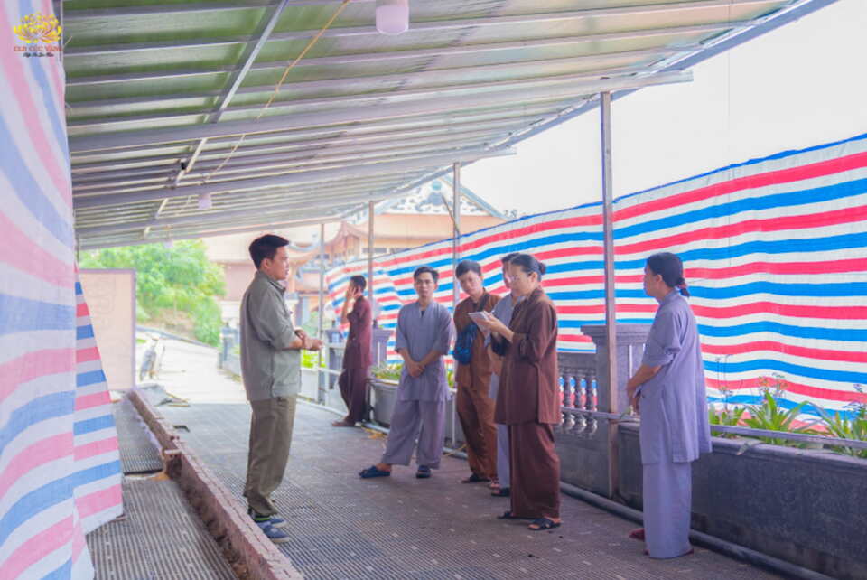 Cô Chủ nhiệm đến nơi Ban Cơ khí dựng khu sinh hoạt cho các bạn khóa sinh