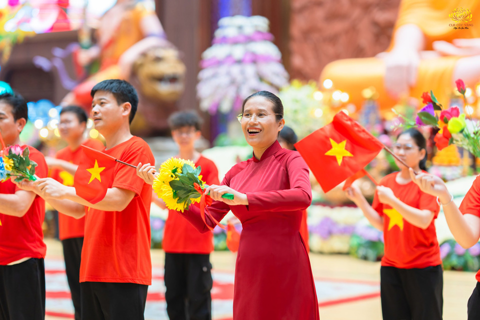 Cô Chủ nhiệm Phạm Thị Yến cùng các Phật tử hát vang các ca khúc mừng ngày thống nhất đất nước