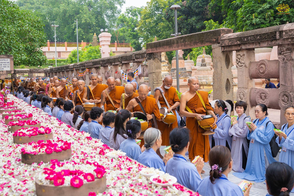 Chư Tăng – đại diện cho Tam Bảo - xứng đáng được cúng dường (ảnh minh họa)