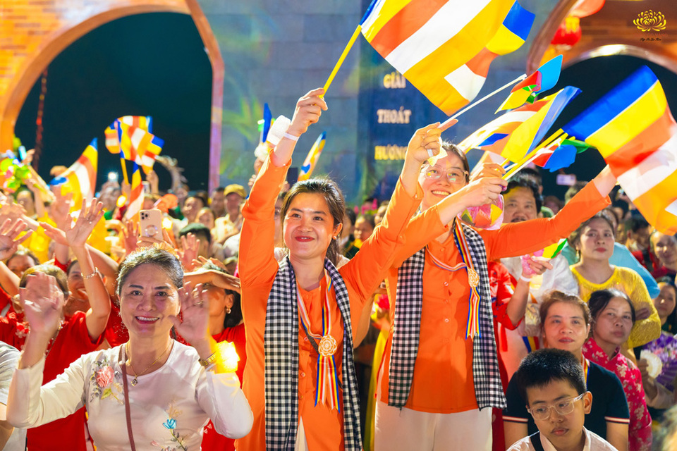 Nụ cười rạng rỡ của những người con Phật trong không khí tưng bừng của Đêm văn nghệ