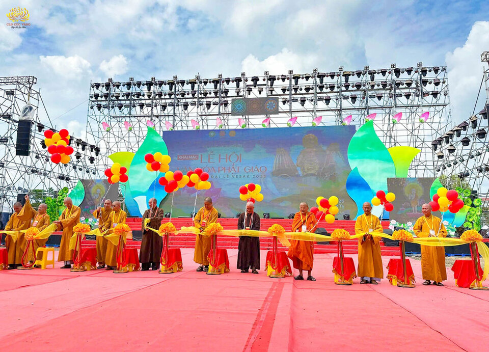 Tham dự buổi lễ có Hòa thượng Thích Thọ Lạc – Uỷ viên Thường trực HĐTS, Trưởng Ban Văn hoá Trung ương, Phó Trưởng ban Thường trực BTS GHPGVN tỉnh Nghệ An; Thượng tọa Thích Đức Thiện – Phó Chủ tịch, Tổng Thư ký HĐTS, Phó Chủ tịch Ủy ban Tổ chức Đại lễ Vesak Liên Hợp Quốc 2025 cùng chư Tôn đức Giáo phẩm Giáo hội Phật giáo Việt Nam và hàng nghìn nhân dân, Phật tử thập phương
