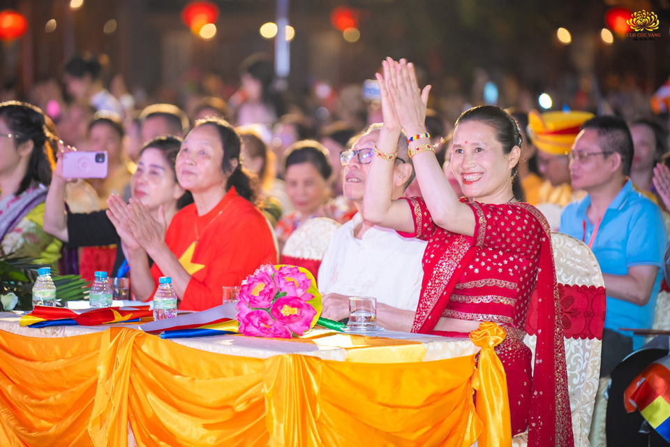Cô Phạm Thị Yến tham dự chương trình Đêm văn nghệ chào mừng Đại lễ Phật đản Vesak