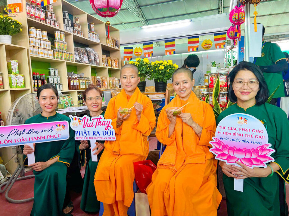 Gian hàng ẩm thực chay miễn phí hoan hỷ được đón quý chư Ni tới ủng hộ, động viên tinh thần các Phật tử