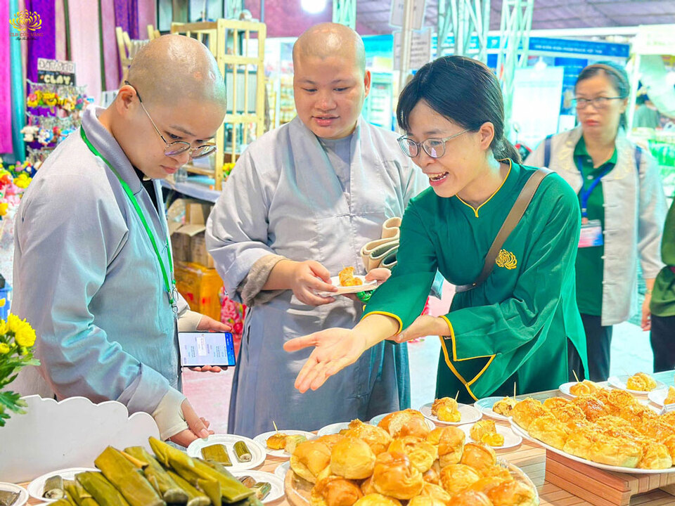 Chư Ni đã tới thăm gian hàng để động viên tinh thần các Phật tử