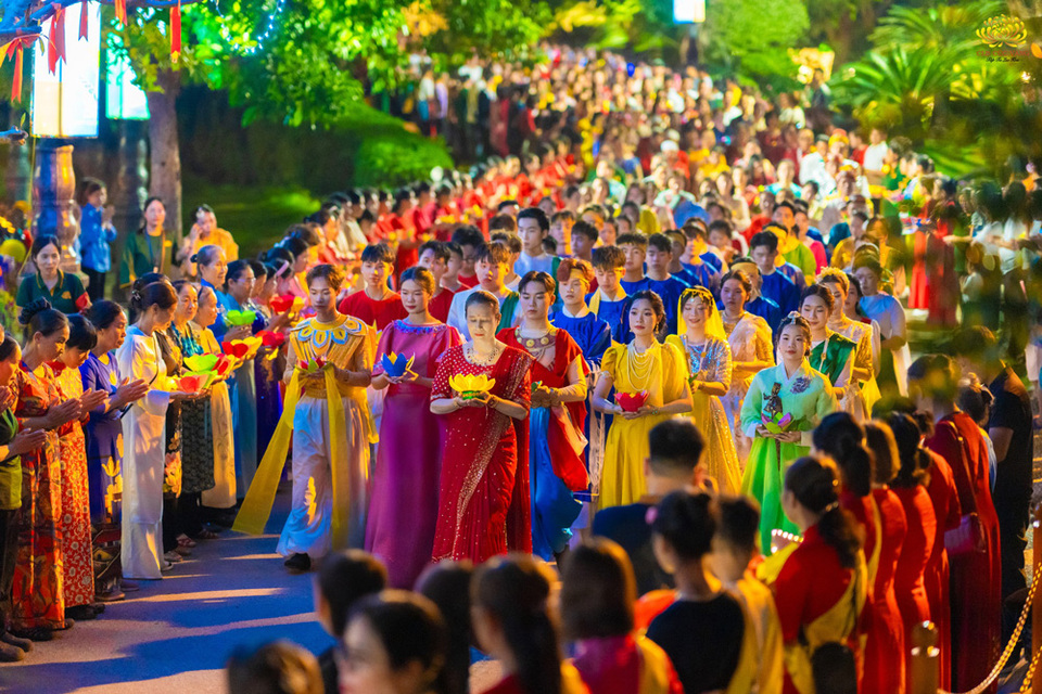 Cô Phạm Thị Yến cùng các Phật tử dâng những ngọn hoa đăng lung linh tựa ánh sáng trí tuệ của Đức Thế Tôn