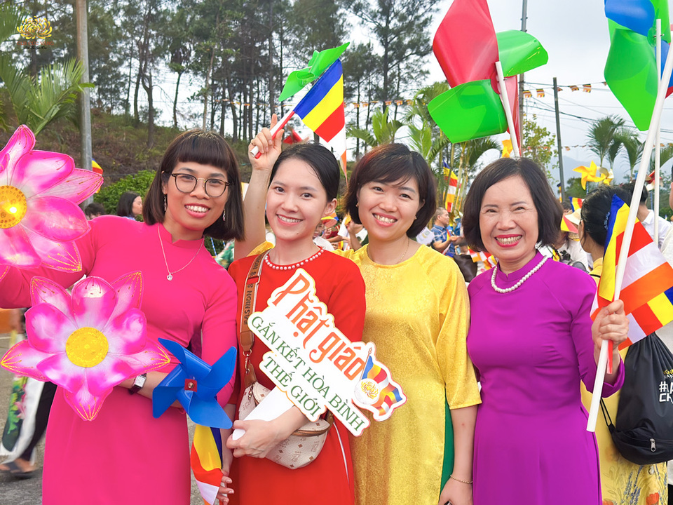 Chị Phương Anh ở Hà Nội (áo dài đỏ) cùng các Phật tử hòa mình trong dòng người diễu hành xe hoa mừng Đức Phật đản sinh