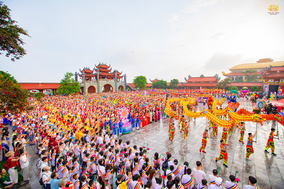 Khung cảnh diễu hành rực rỡ cờ hoa với tiếng hát vui tươi...