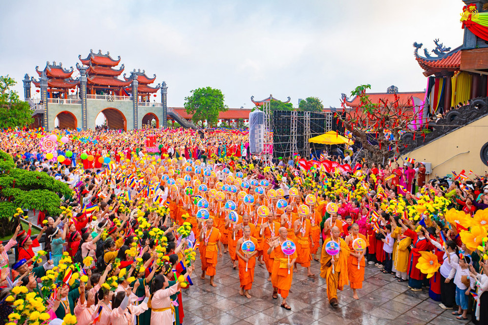Nhân dân, Phật tử hân hoan, phấn khởi tái hiện khung cảnh dân chúng thành Ca Tỳ La Vệ hơn 2.600 năm trước khi Đức Phật đản sinh cõi đời